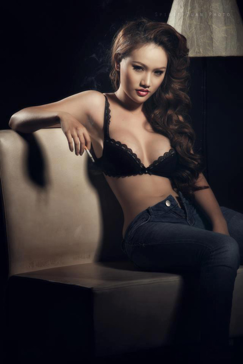 Jolie-duong-khien-chi-em-phat-hon-khi-khoe-ve-dep-goi-cam-trong-bo-bikini-ben-be-boi7