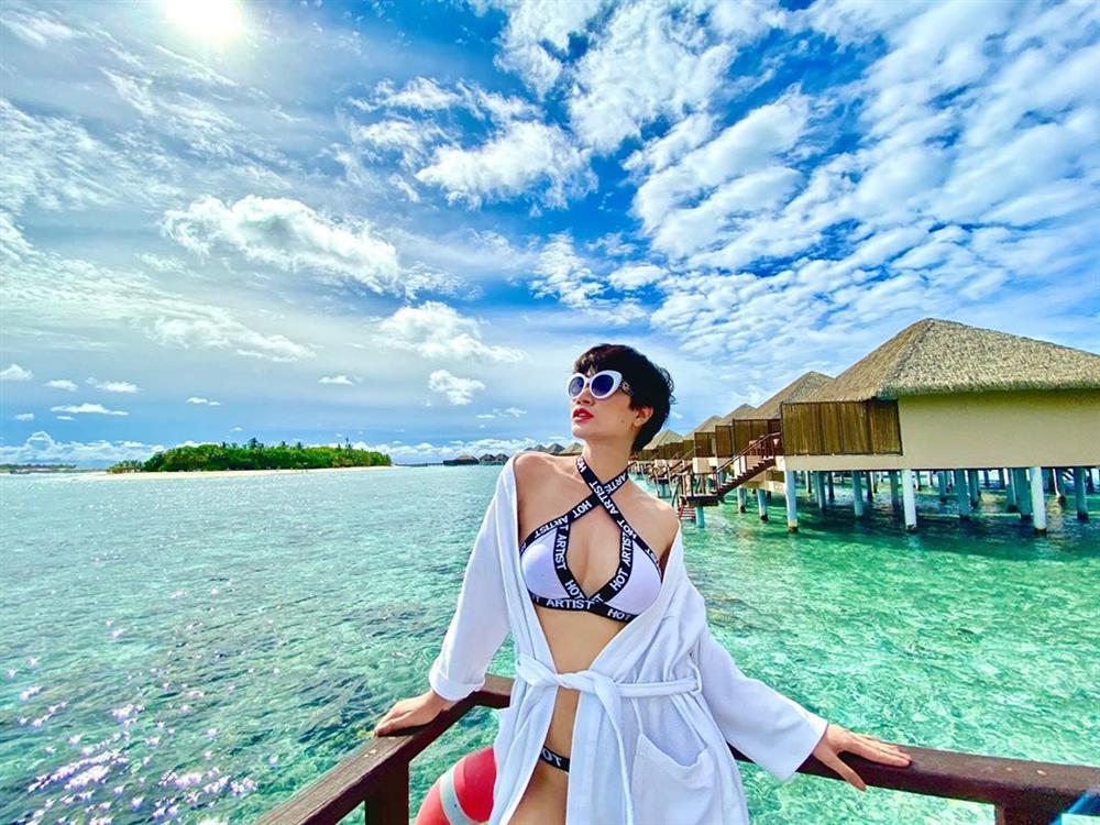ban-loan-vi-body-chuan-det-tung-centimet-cua-trang-tran (3)